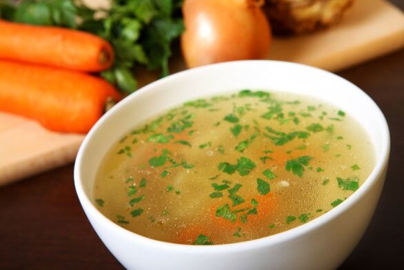 حساء مرق اللحم هو طبق لذيذ للشرب في قائمة النظام الغذائي